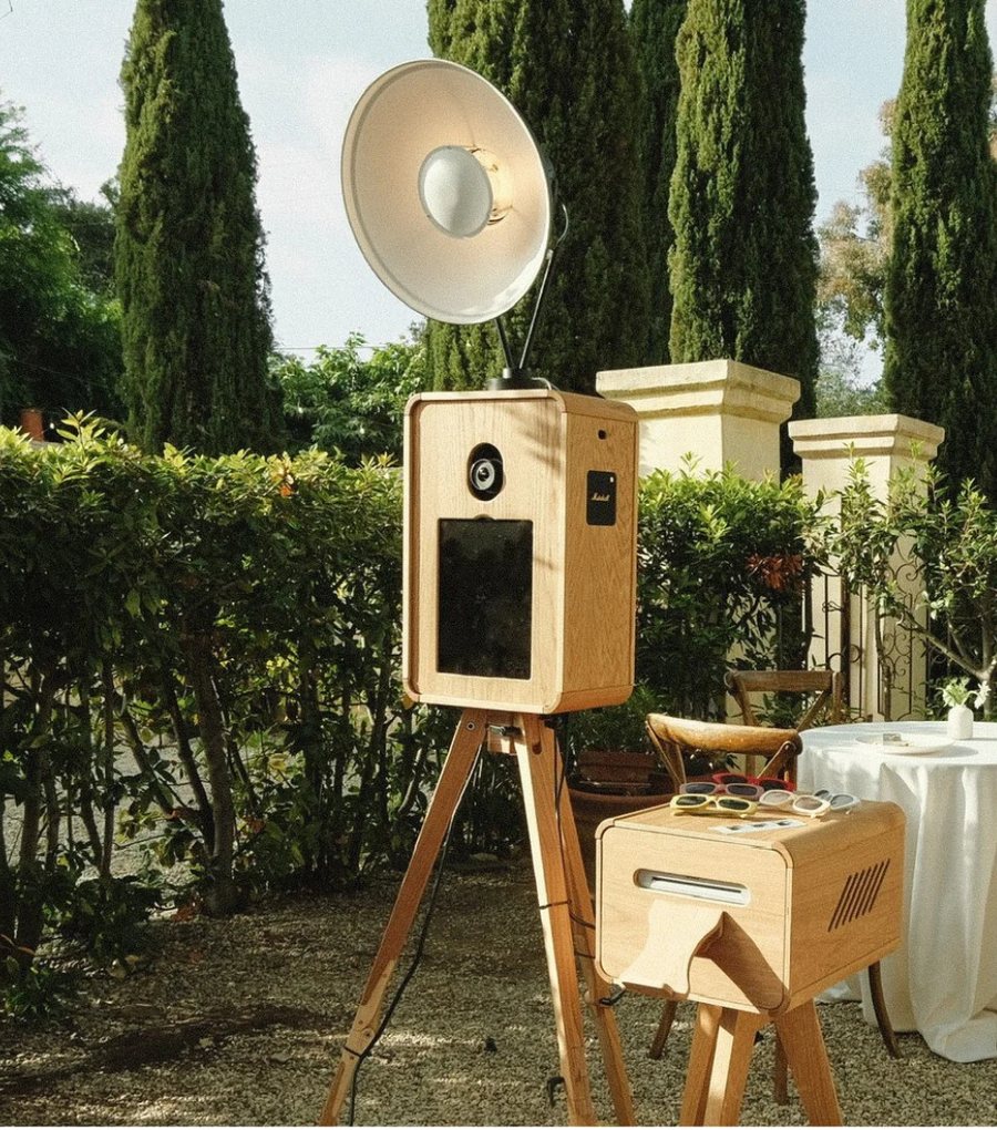 Fotomatón de madera Mal Pas con altavoz Marshall